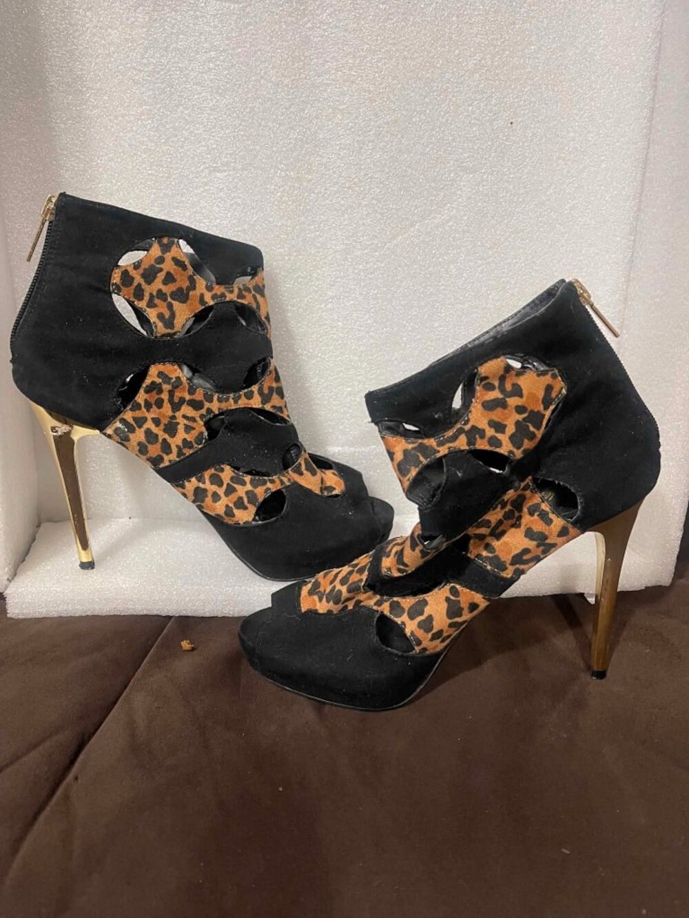 Thalia Sodi Women's Black and Gold Courts